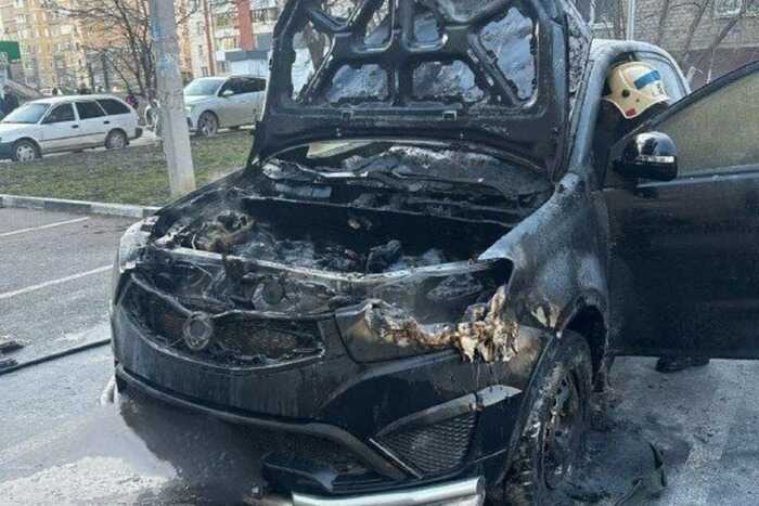 В Уфе женщина подожгла авто и напала на прохожую