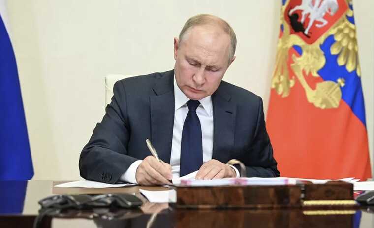 Путин продлил срок для урегулирования статуса иностранных граждан в России