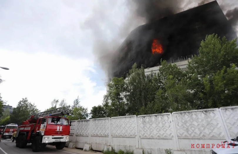 Спасатели приехали всего с одной 30-метровой лестницей, длины которой не хватало, чтобы дотянуться до шестого и седьмого этажей qdhiqiqhkikxrkm